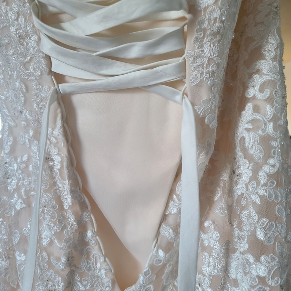 Gorgeous strapless brand-new wedding dress - Picture 4 of 7